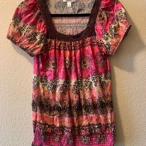 LAST CHANCE— EUC- dress barn short sleeve top. Size medium.